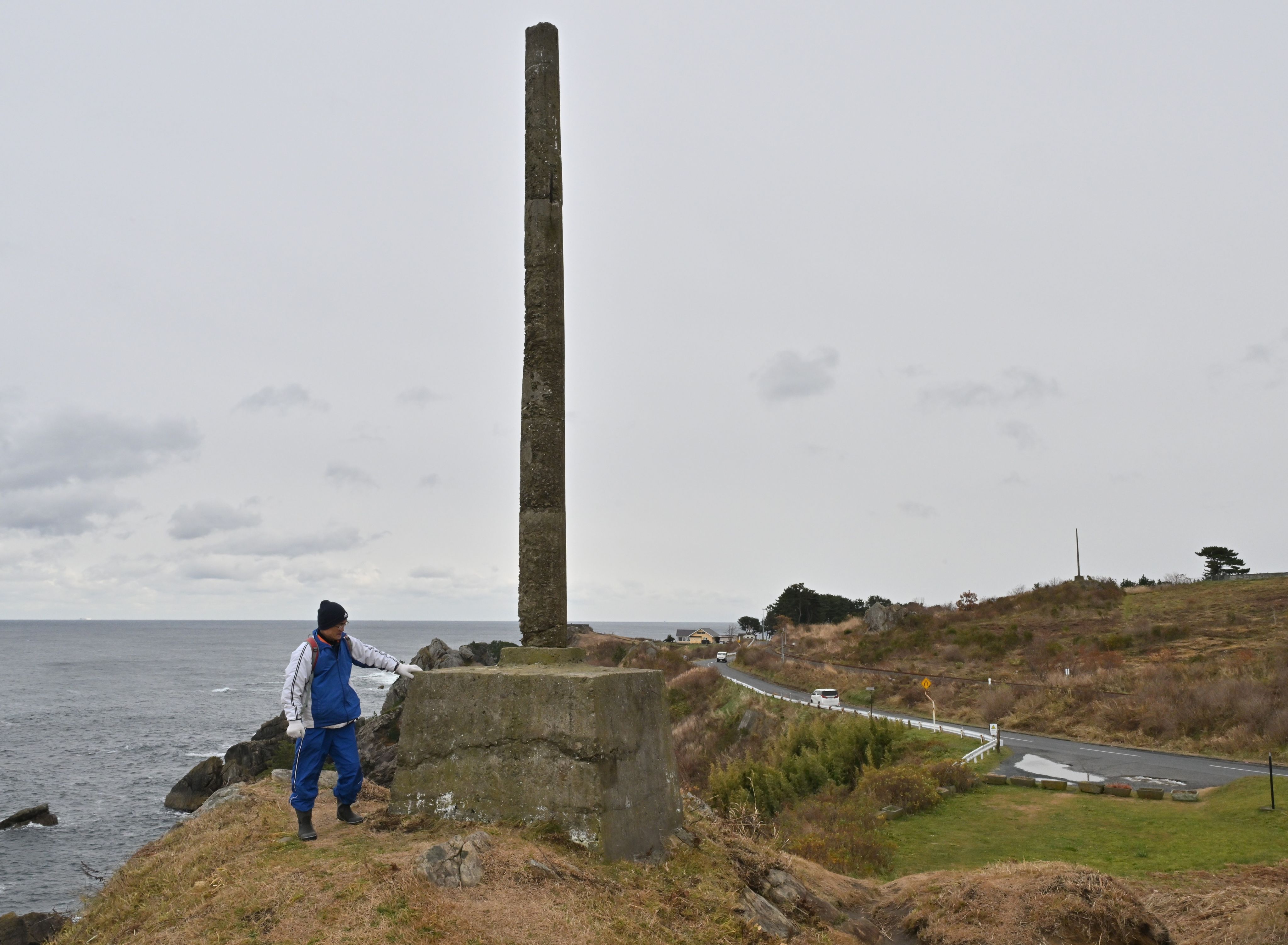 葦毛崎展望台付近の海岸沿いにあるマイルポスト。右奥にもマイルポストが見える
