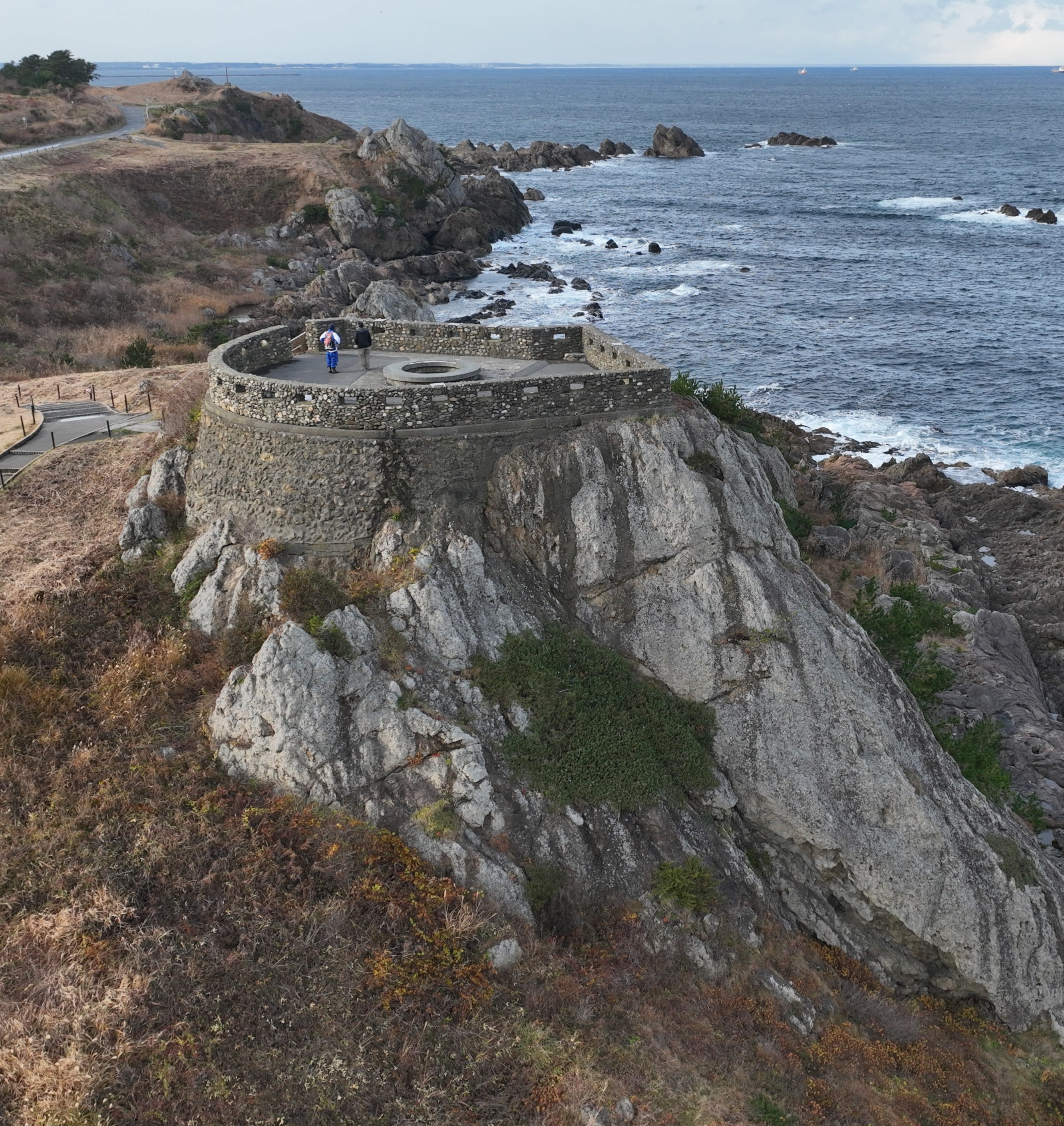 戦時中に電探基地が置かれた葦毛崎。現在は展望台として、観光地となっている